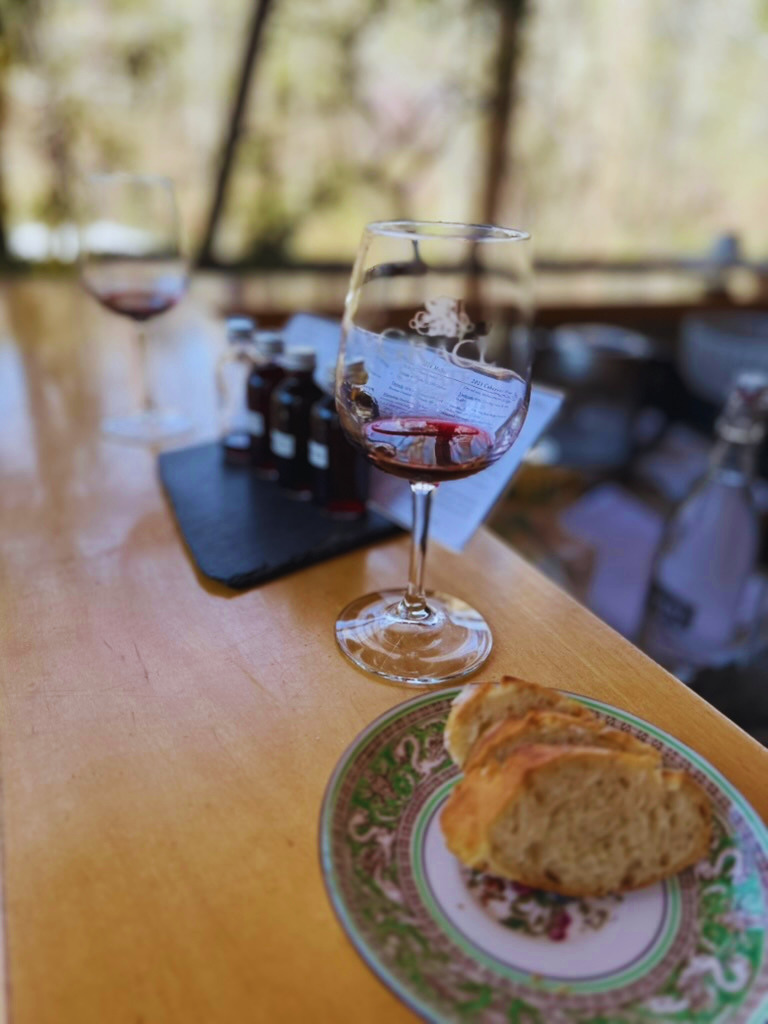 玻璃屋內，紅酒與麵包